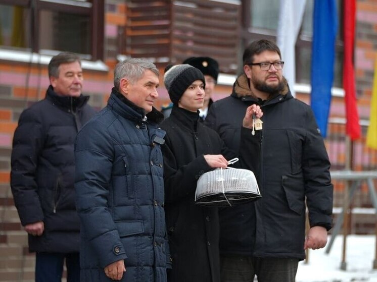 Новый год с ключами: в Чебоксарах дети-сироты получили квартиры