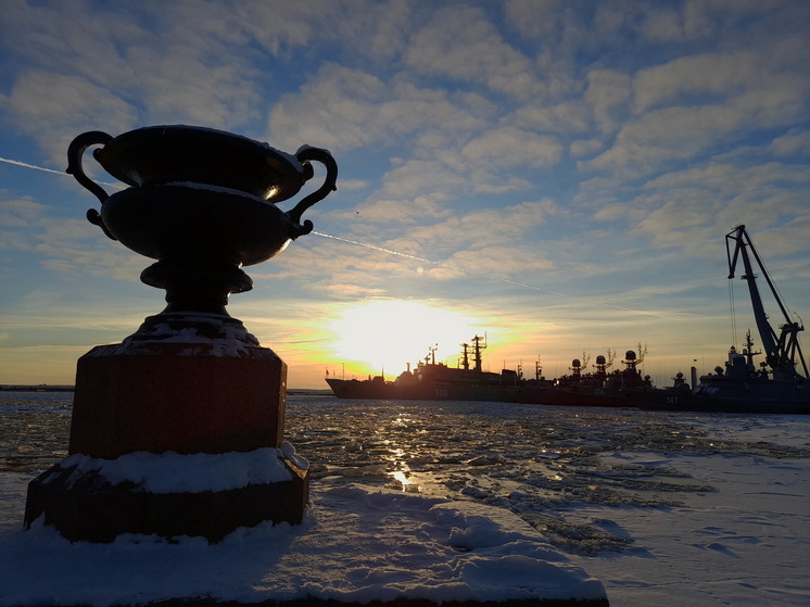 Жителей Кронштадта поздравили плакатом с четырьмя ошибками