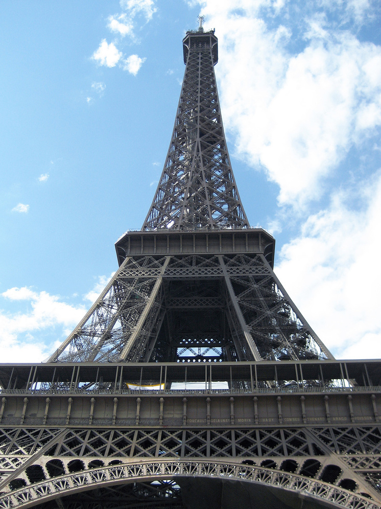 BFMTV: в Париже задержаны 40 человек за применение пиротехники у Эйфелевой башни