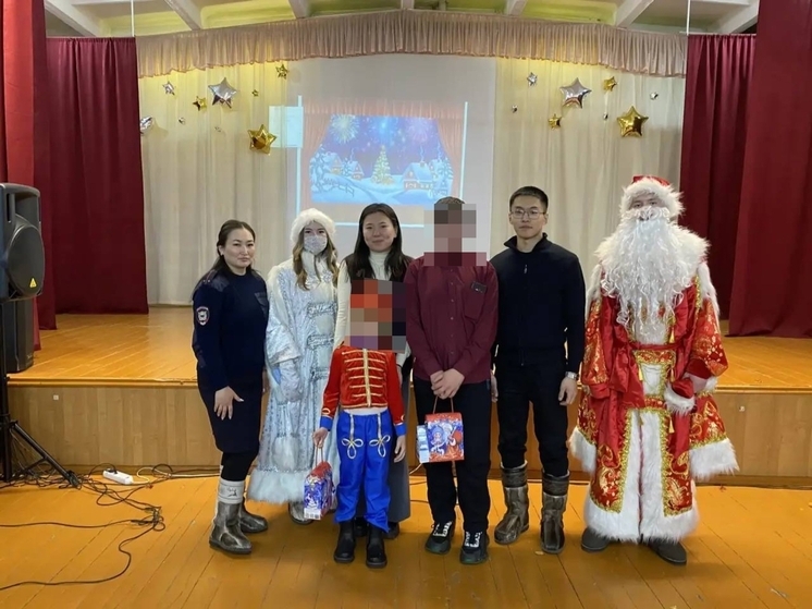 В Бурятии правоохранители поздравили детей в рамках акции «Полицейский Дед Мороз»