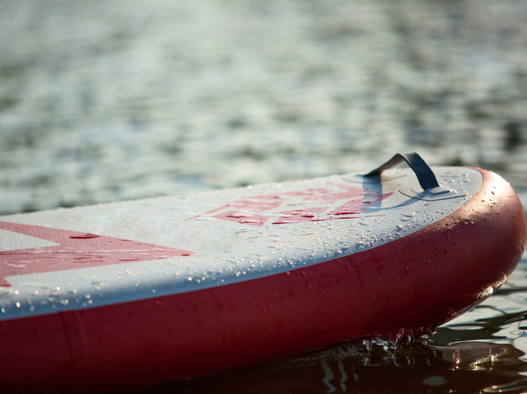 Новосибирцы в костюмах Снегурочек и богатырей устроили предновогодний заплыв на сапах