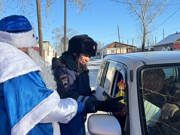 Инспекторы ДПС поздравили забайкальцев с наступающим Новым годом