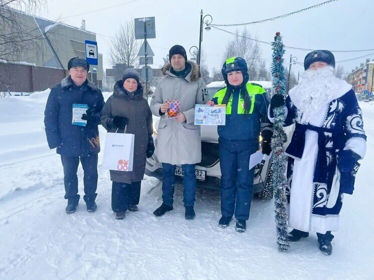«Полицейский Дед Мороз» поздравил жителей Белоярского с наступающими праздниками