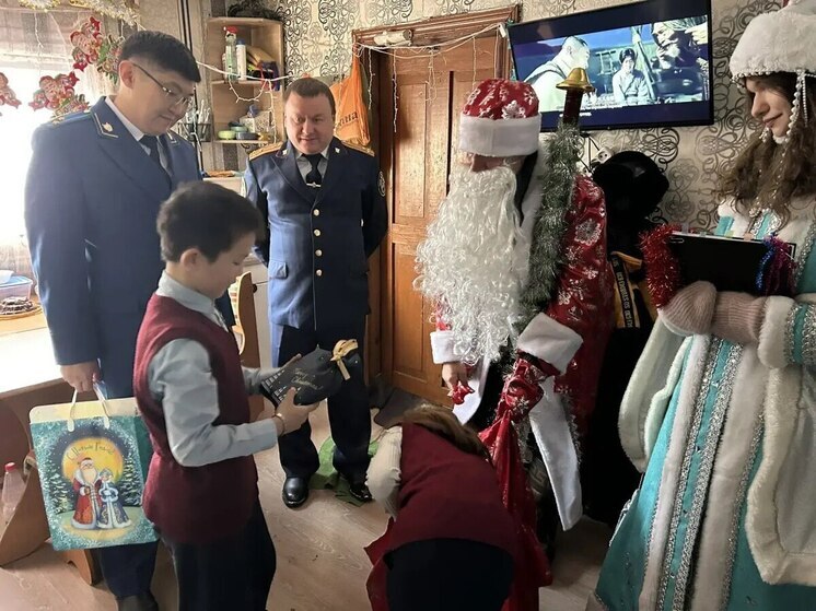 В районе Бурятии сотрудники следкома и прокуратуры поздравили детей