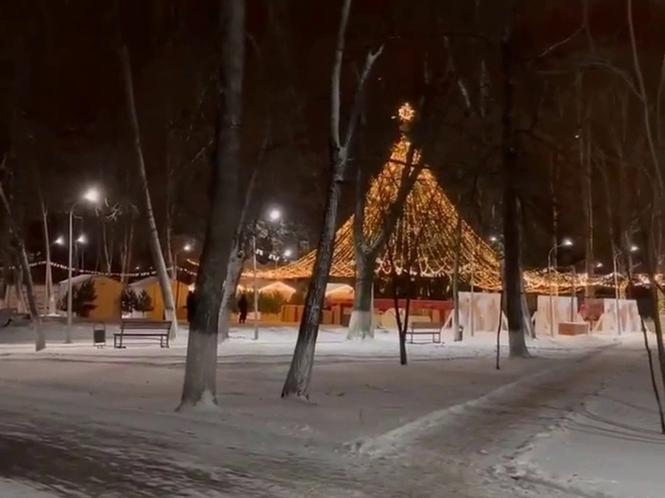 В Людинове готовятся к открытию новогодней ёлки