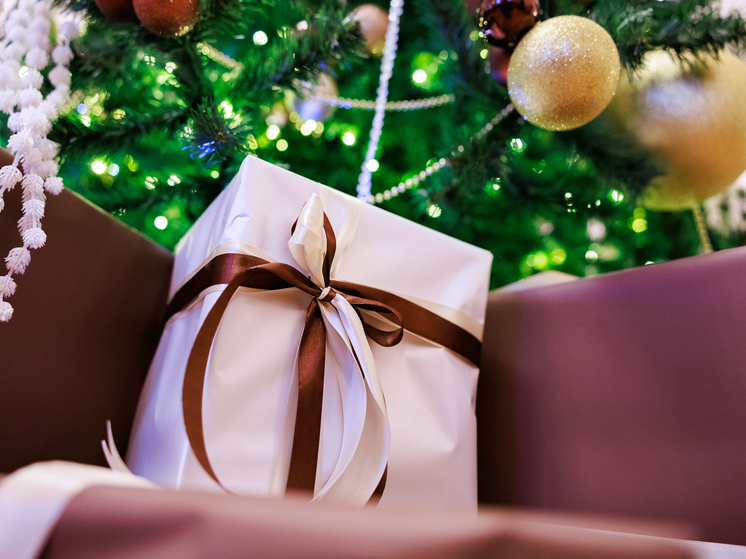 Что подарить сестре на Рождество: гид по выбору самого теплого и душевного подарка