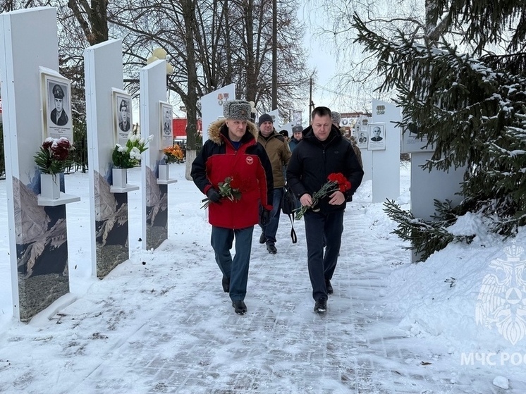 В Курской области спасатели почтили память погибших коллег
