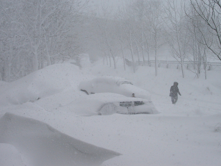 Камчатку продолжает заваливать снег, тысячи людей остались без света
