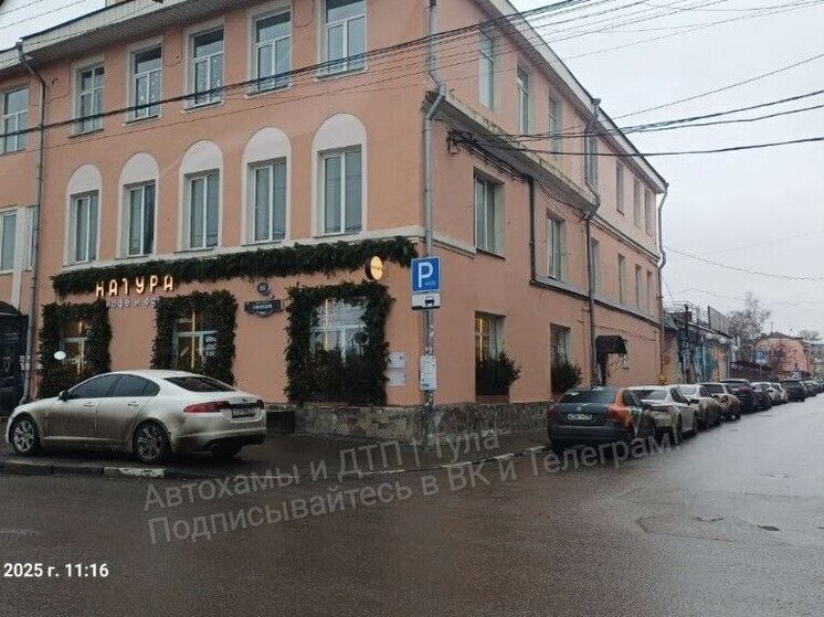 В Туле Jaguar с «красивыми» номерами припарковался на тротуаре на Советской