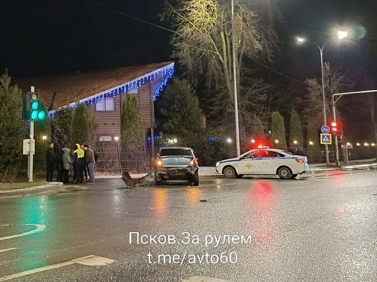 Шведская горка: два Логана не поделили дорогу