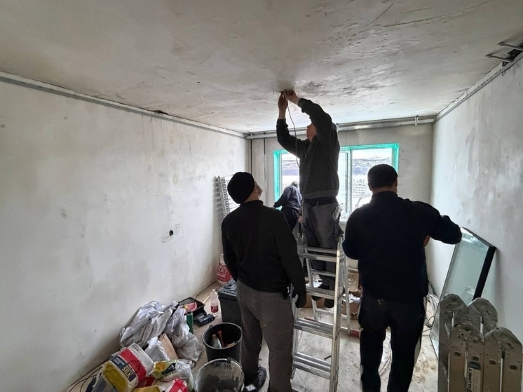 В квартире многодетной семьи-погорельцев в Магадане продолжается ремонт