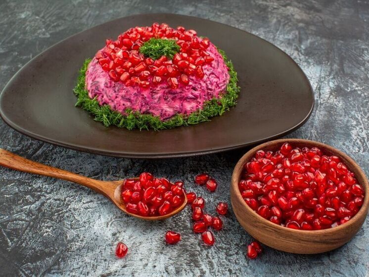 Рулет из «шубы»: какими необычными рыбными блюдами украсить новогодний стол