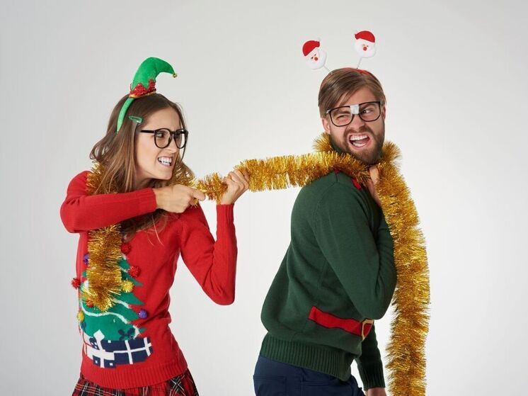 Россияне под Новый год облачаются в костюмы Гринча и «новых русских»