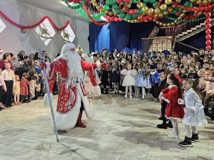 Дед Мороз и Снегурочка устроили праздник детям сотрудников ГУ МВД