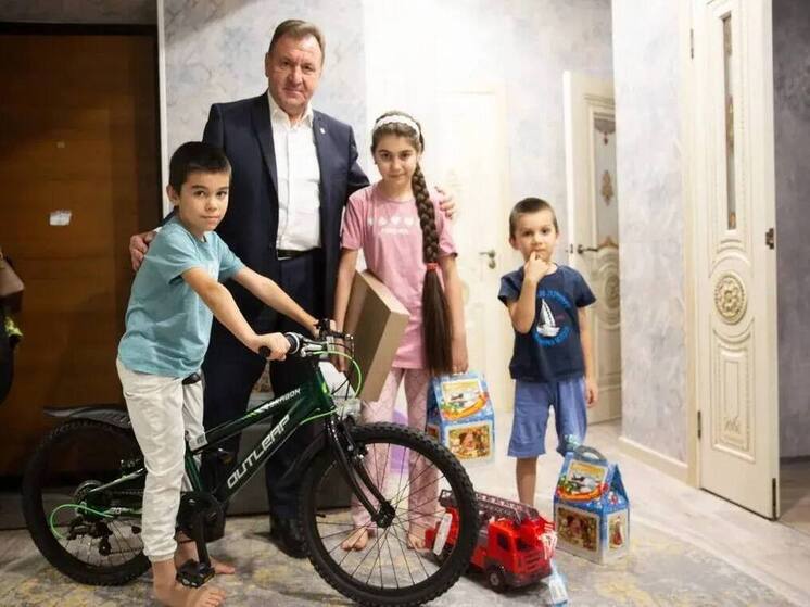 Мэр Ставрополя исполнил новогодние желания детей в рамках акции «Ёлка желаний»