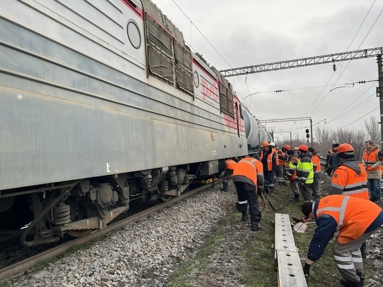 В Ростовской обалсти из-за схода локомотива задерживаются более 20 поездов