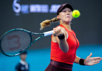 28 декабря 2025 года на выставочном турнире в Макао Мирра Андреева (№9 WTA) победила Александру Эалу (№53) со счётом 6:4, 6:2. Накануне россиянка пропустила матчи из-за болезни. Андреева выступает в команде Кончиты Мартинес и в декабре была признана лучшей теннисисткой России 2025 года. Ей 18 лет; в её активе — пять титулов WTA, полуфинал «мэйджора» в одиночке и «серебро» Олимпиады-2024 в паре. В январе 2026 года она сыграет на турнире в Аделаиде (WTA 500).