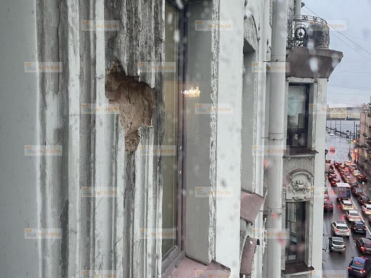 В Петербурге осыпается исторический особняк на Зверинской улице