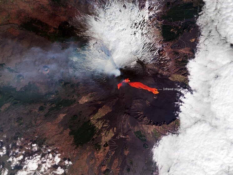 Этна выбросила лаву на 400 метров: введён «желтый» уровень опасности