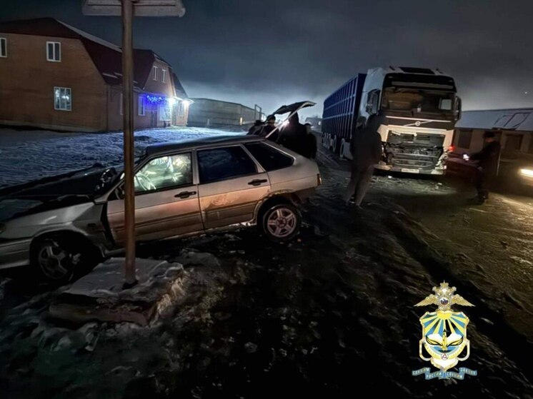 В Сунженском районе Ингушетии в лобовом столкновении с грузовиком пострадали четыре человека