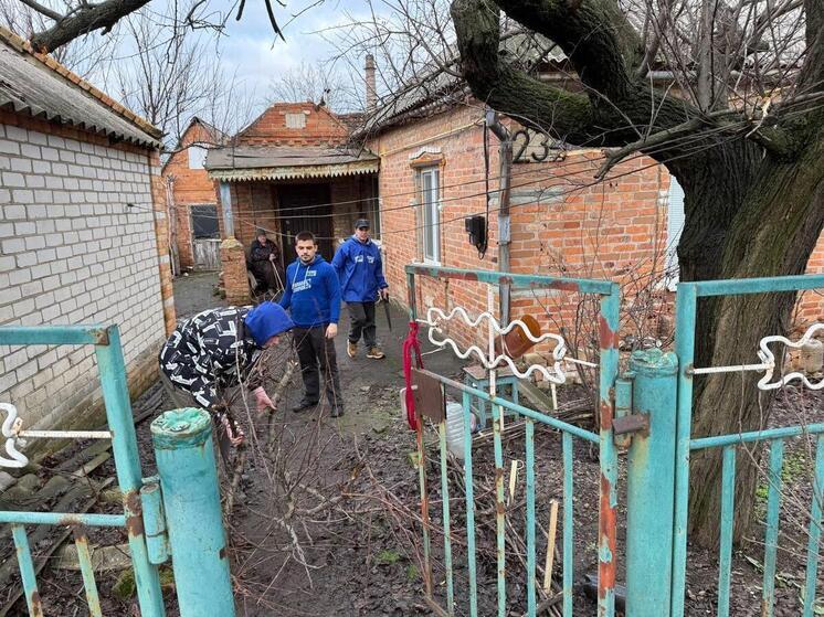 Пензенские активисты привели в порядок двор одинокой жительницы Токмака