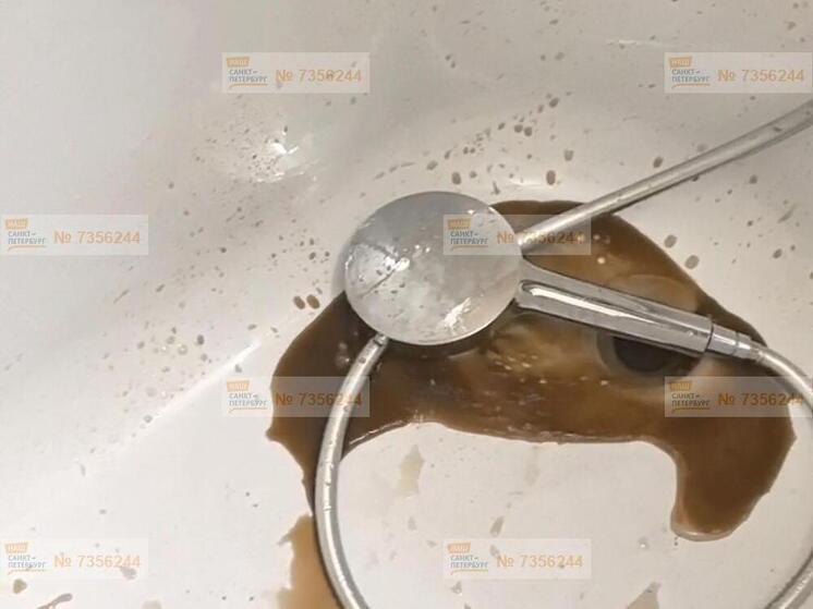 В доме на Дунайском проспекте льется черная жижа вместо воды