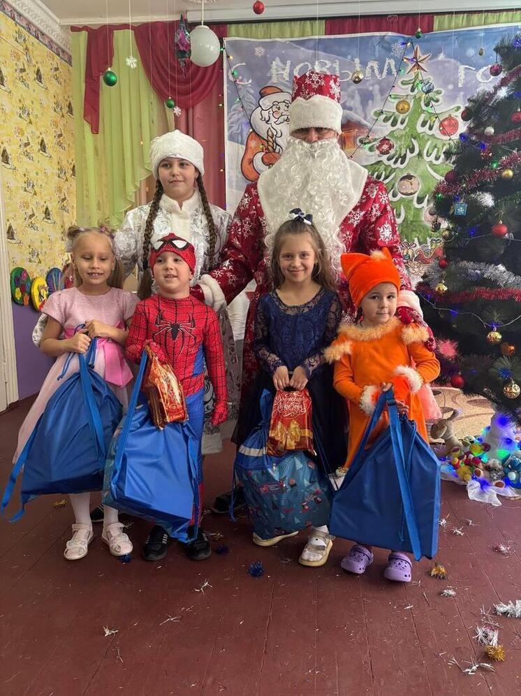 Новогодние подарки от Мурманской области вручили детям в Приморском округе