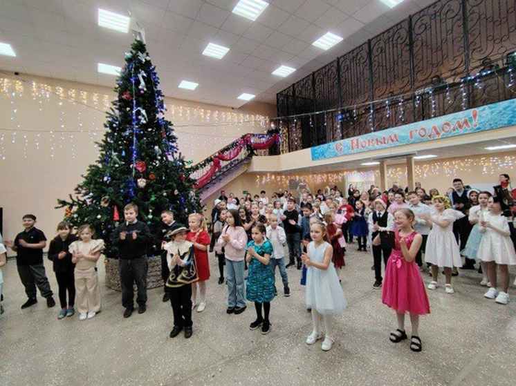 Отличников Новгородского округа поздравили с Новым годом