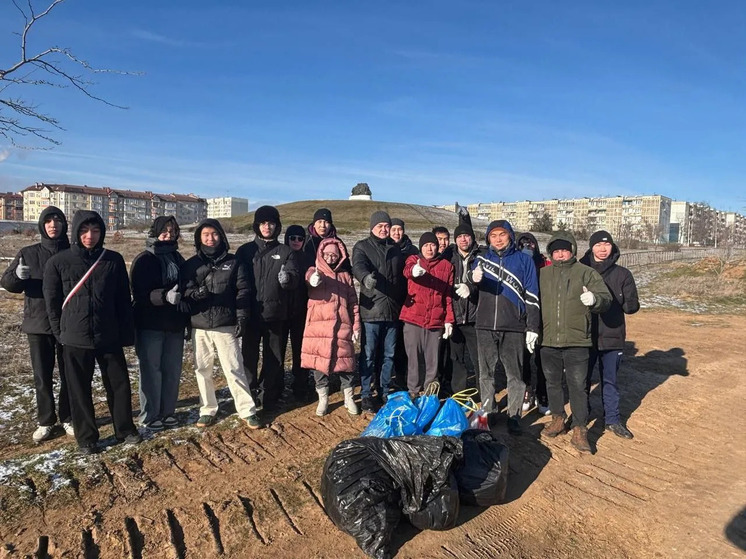 Студенты КалмГУ провели субботник на мемориальном комплексе «Исход и возвращение»