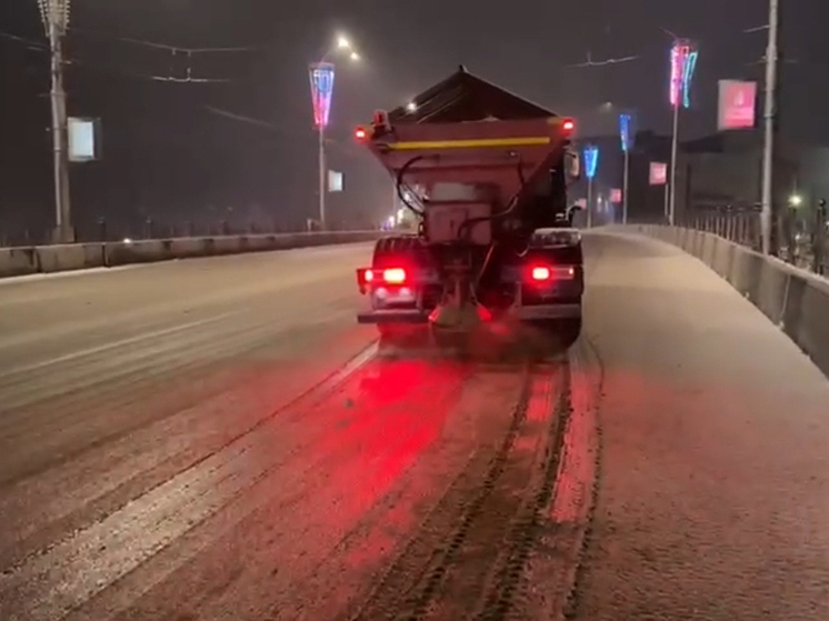 В Махачкале ночью обработали дороги от гололёда