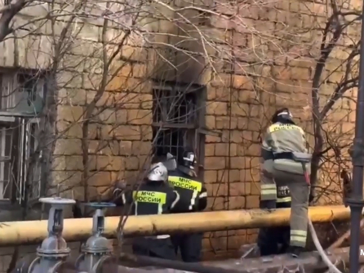 В Махачкале на улице Дзержинского сгорел заброшенный склад