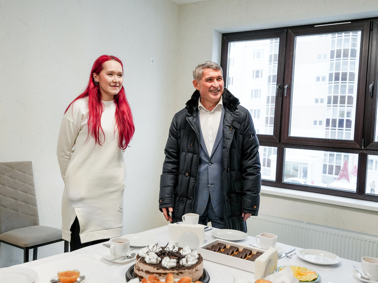 Новый дом — новый старт: в Чувашии детям-сиротам вручили ключи от квартир