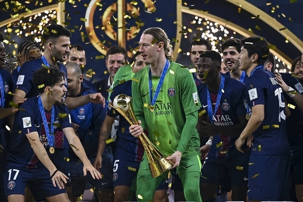 Во Франции задержали около 40 фанатов «ПСЖ» за использование фаеров у Эйфелевой башни