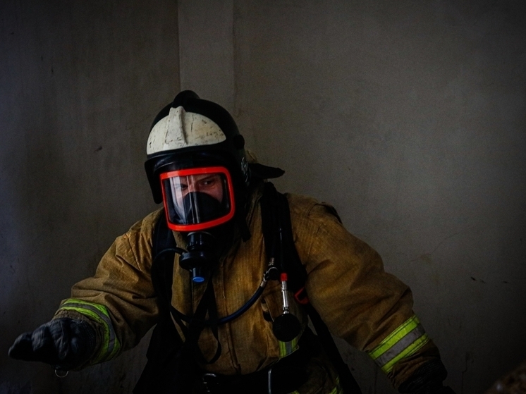 Пожарные тушат горящий склад фабрики в Тверской области