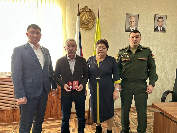 В районе Калмыкии семье погибшего на СВО воина передали Орден Мужества