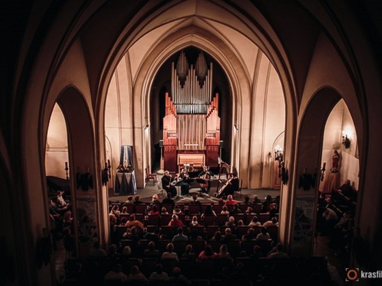 В Красноярской филармонии проведена массовая эвакуация из-за задымления