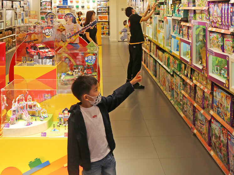 Психолог Игнатьева рассказала, как избежать детских истерик в магазине игрушек