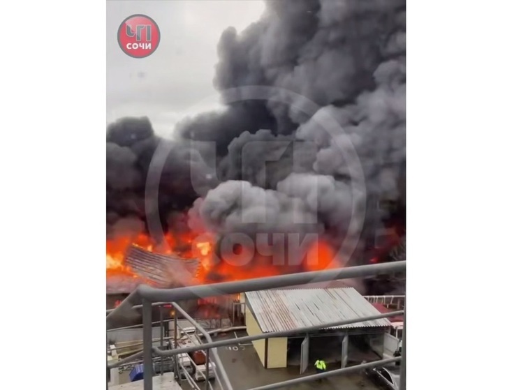 В Сочи на улице Транспортной разгорелся масштабный пожар