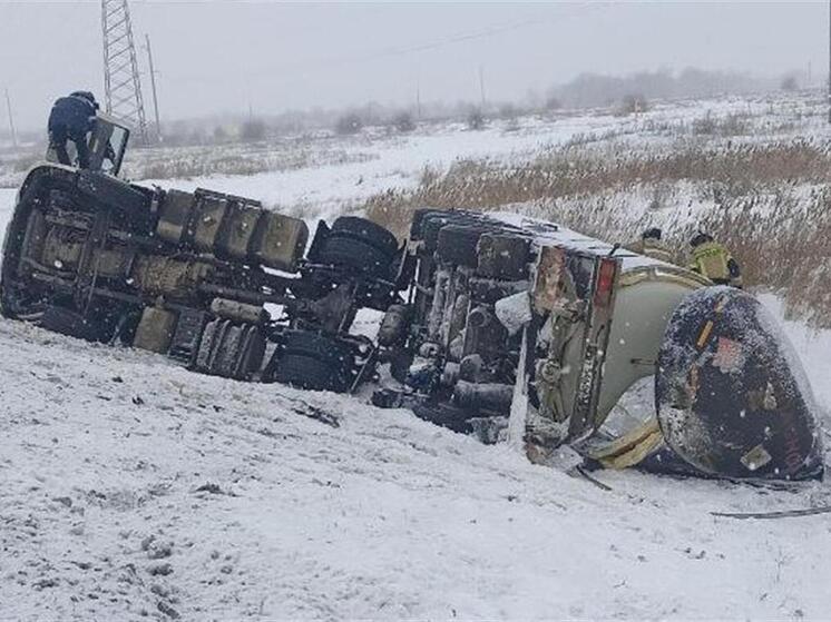 В Самарской области пустой нефтевоз съехал в кювет 28 декабря