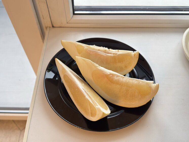 Ленинградцам рассказали, что помело лучше не есть при проблемах с почками