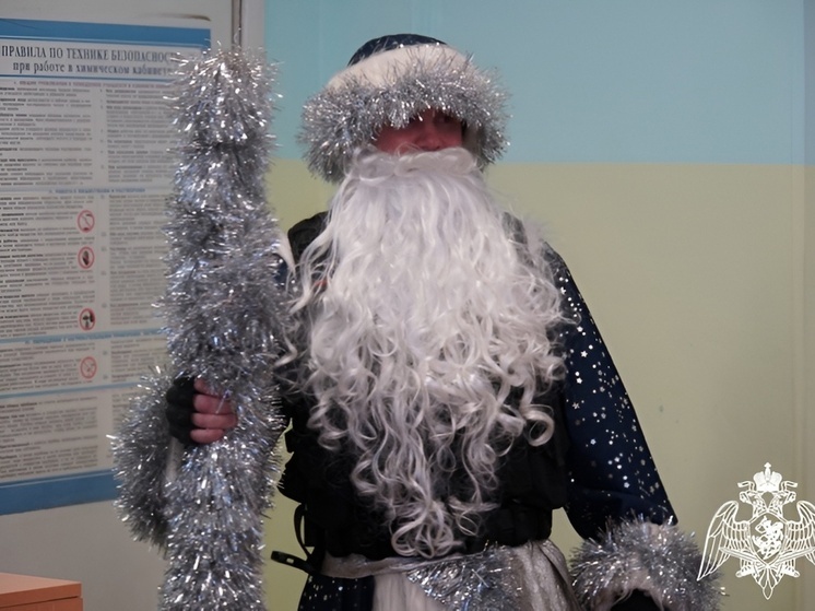 Росгвардейский Дед Мороз поздравил кадетов Чебоксар с Новым годом