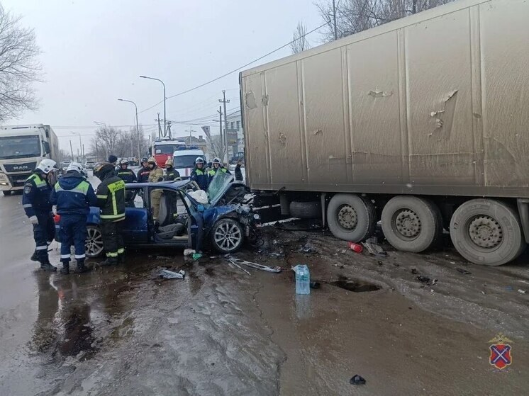 Четыре человека пострадали при столкновении трех машин в Волгограде