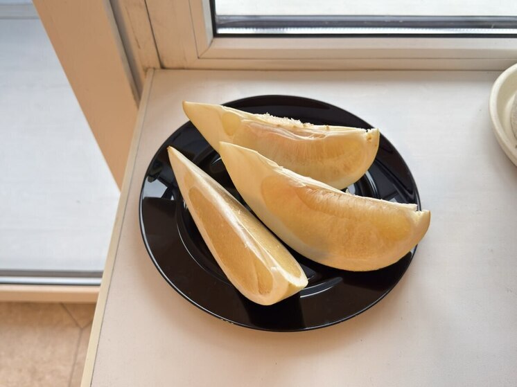 Петербуржцам раскрыли все секреты правильного выбора сочного и спелого помело