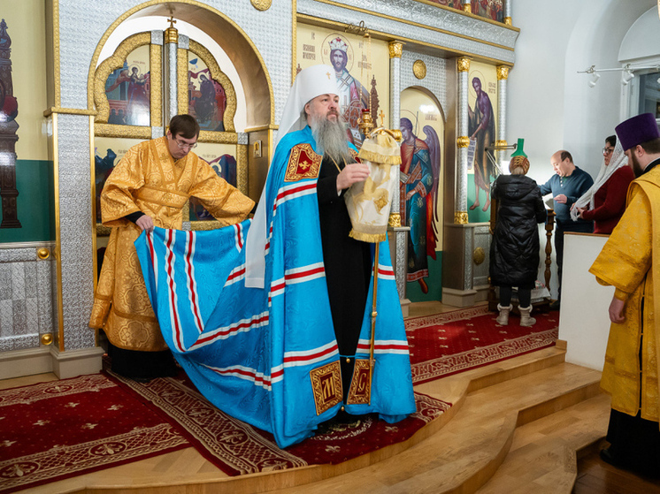 Митрополит Серафим провел службу в Спасо-Преображенском мужском монастыре