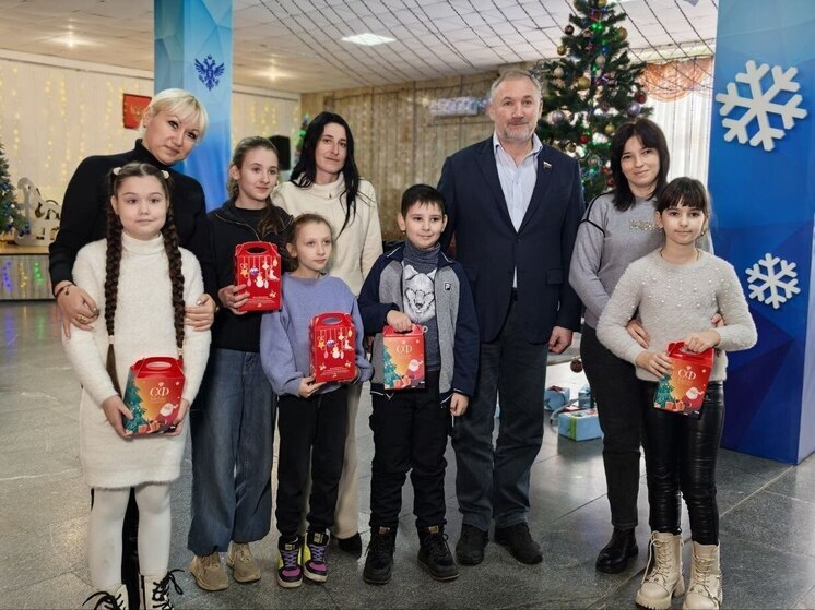 В Геническом ДК зажгла огни «Сенаторская ёлка»