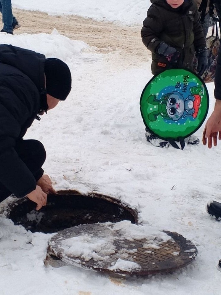 В Щёкине ребёнок едва не провалился в открытый канализационный люк