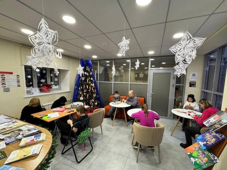 Новогоднее волшебство своими руками: в Пскове прошёл мастер-класс по созданию ёлочных игрушек