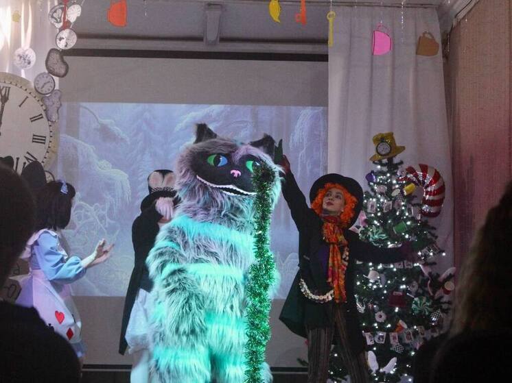 В Заполярном для детей показали новогодний спектакль «Бал в стране чудес»
