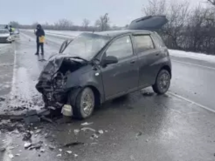 Один погиб и четверо пострадали в жутком ДТП на трассе Ростовской области