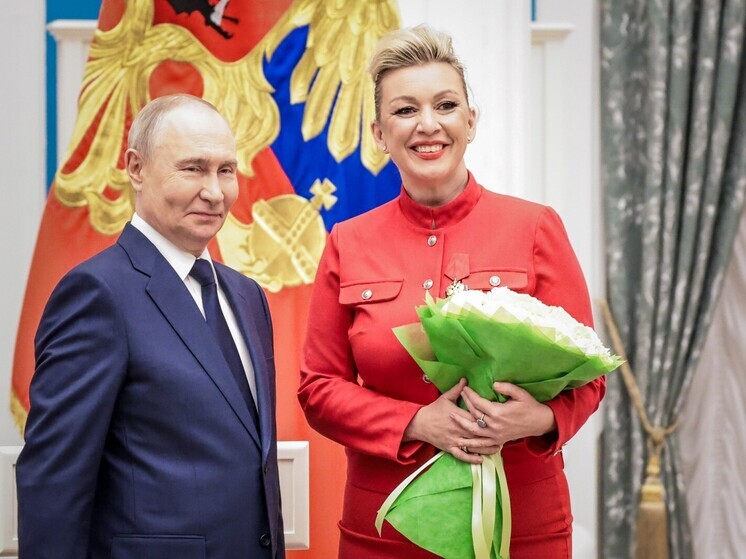 Мария Захарова раскрыла что передала Владимиру Путину в юбилейном конверте